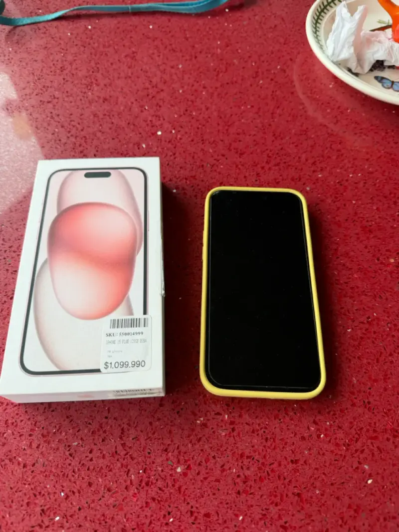 iPhone con carcasa amarilla - 2