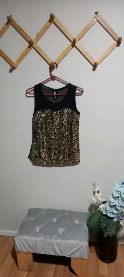 Top negro con lentejuelas doradas - miniatura 1