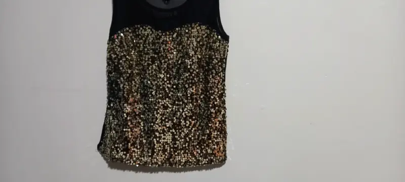 Top negro con lentejuelas doradas - 2