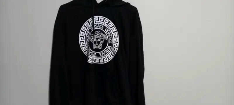 Polerón negro con capucha y logo - 1