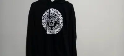 Polerón negro con capucha y logo - miniatura 1