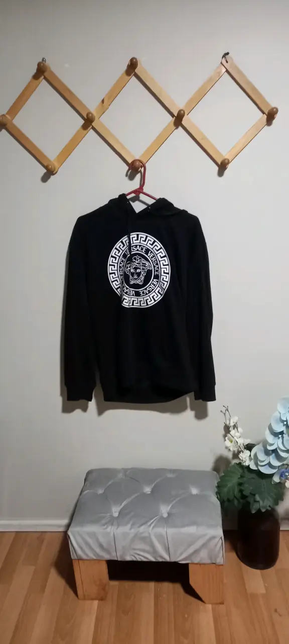 Polerón negro con capucha y logo - 2