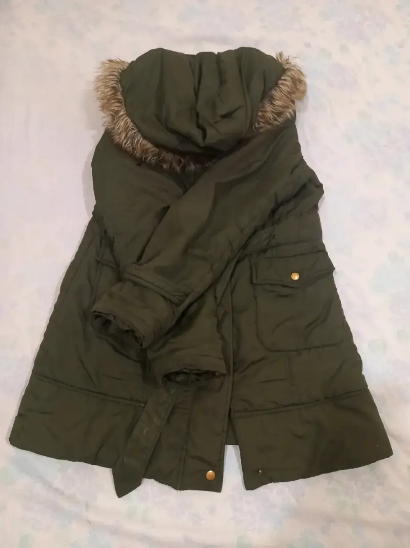 Parka verde con capucha.