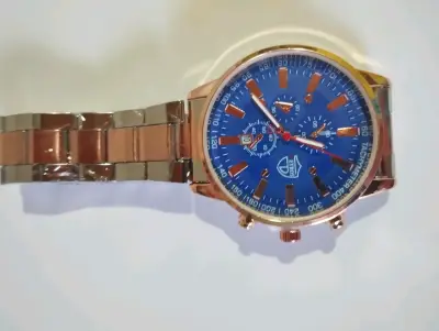 Reloj de pulsera dorado y azul - miniatura 1