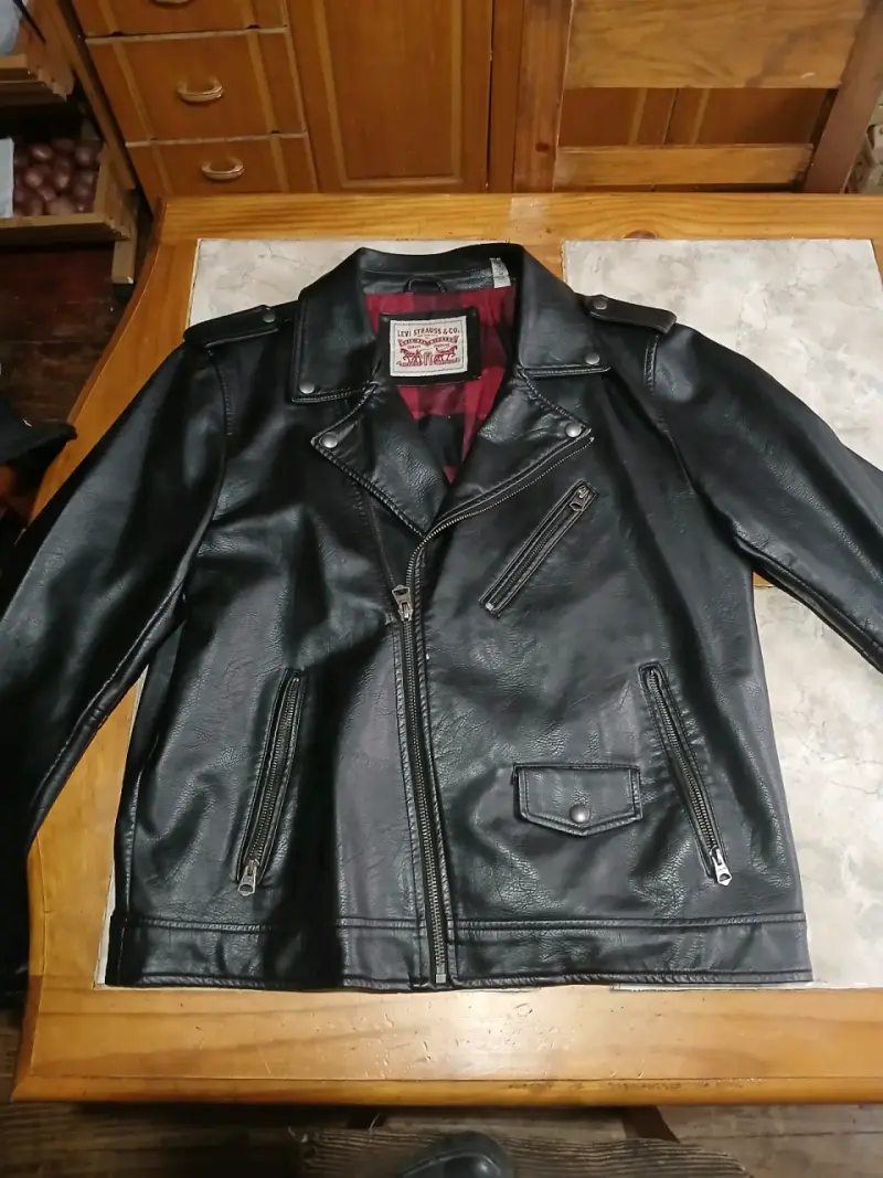 Chaqueta de cuero negra estilo biker - 2