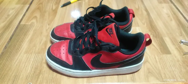 Zapatillas Nike negras y rojas - 2