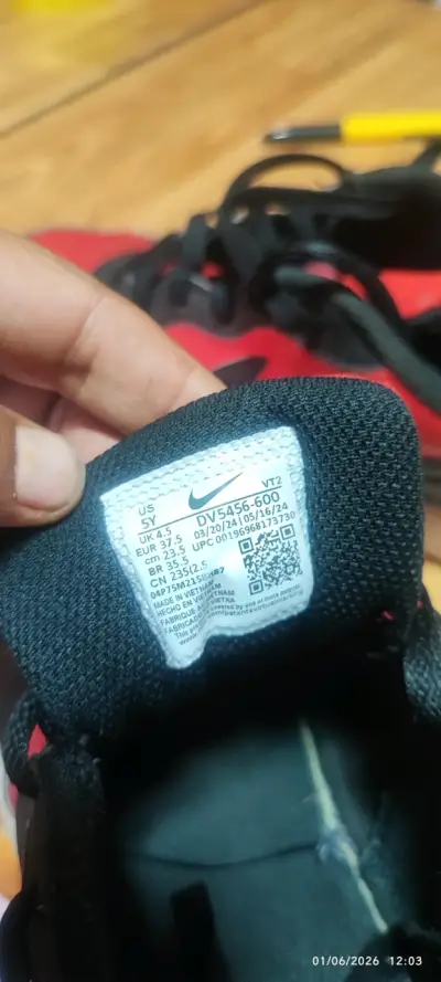 Zapatillas Nike negras y rojas - miniatura 3
