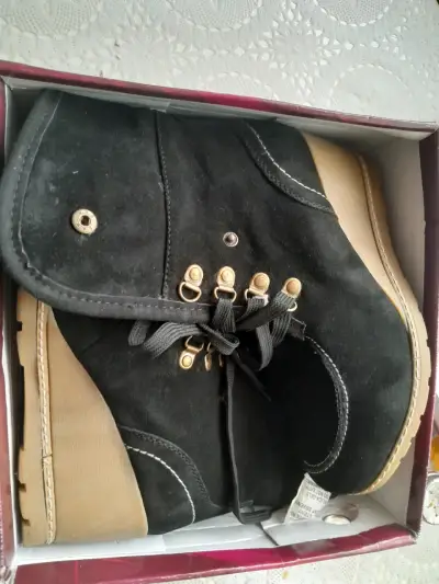 Botines negros con detalles dorados - miniatura 1