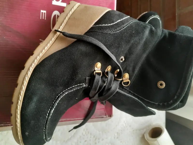 Botines negros con detalles dorados - 3