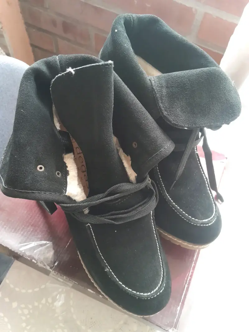 Botines negros con detalles dorados - 4