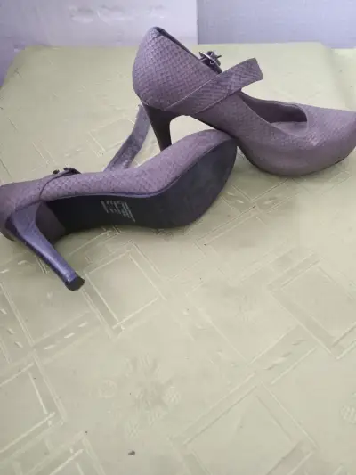 Zapatos de tacón gris texturizados - miniatura 1