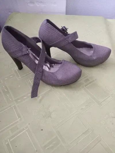Zapatos de tacón gris texturizados - miniatura 2
