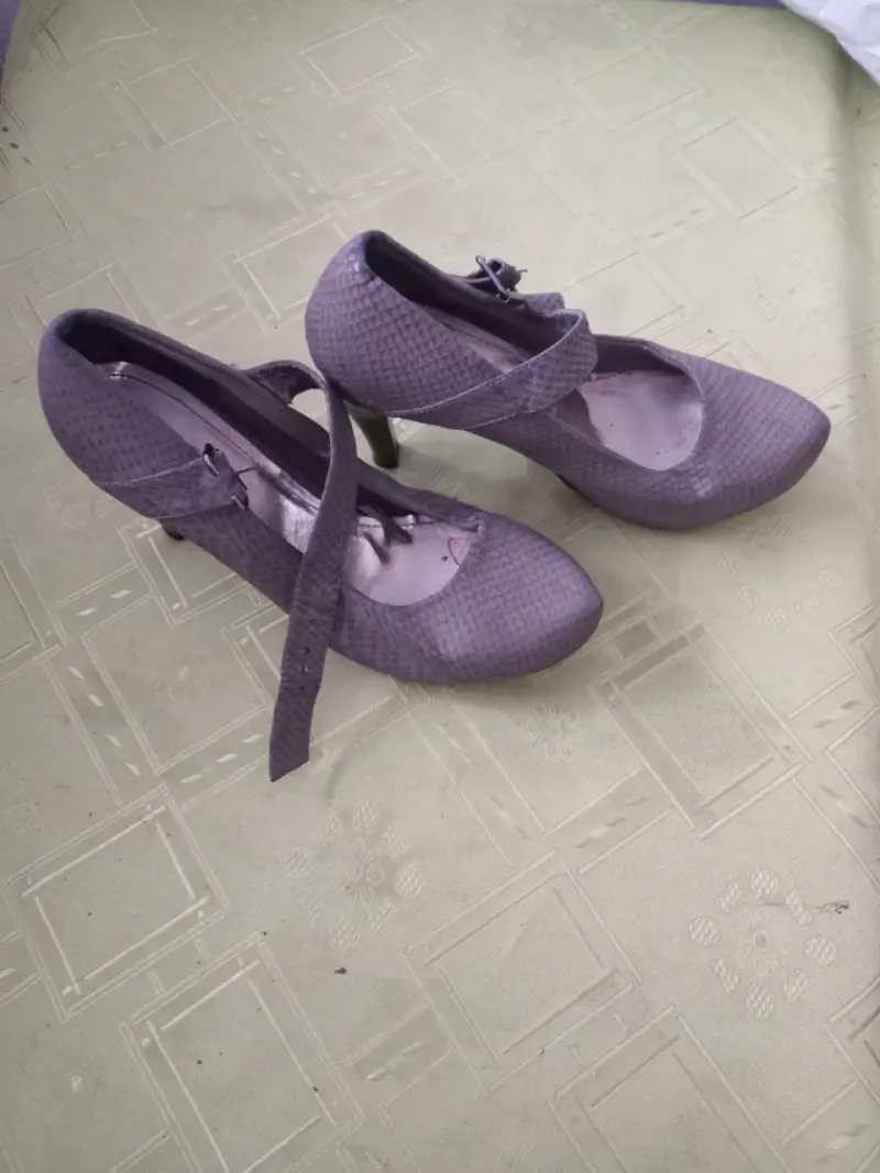 Zapatos de tacón gris texturizados - 3