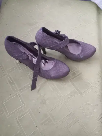 Zapatos de tacón gris texturizados - miniatura 3
