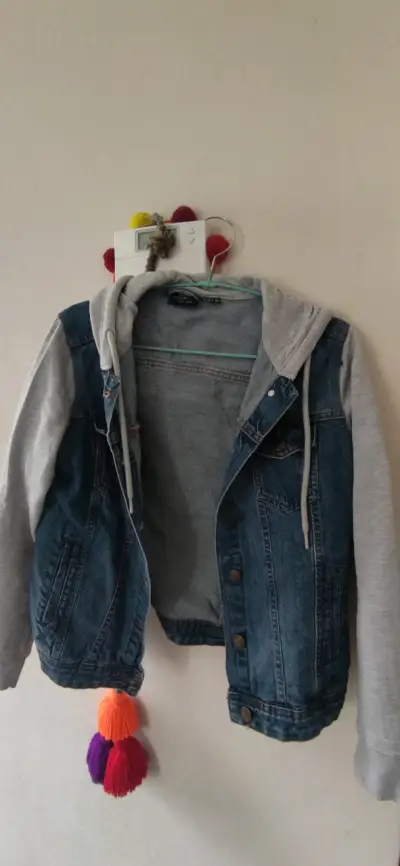 Chaqueta de mezclilla con capucha - miniatura 1
