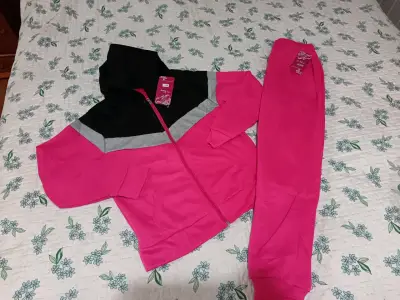Conjunto deportivo rosa, gris y negro - miniatura 1