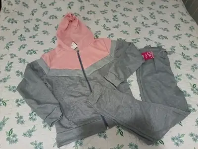 Conjunto deportivo rosa, gris y negro - miniatura 2