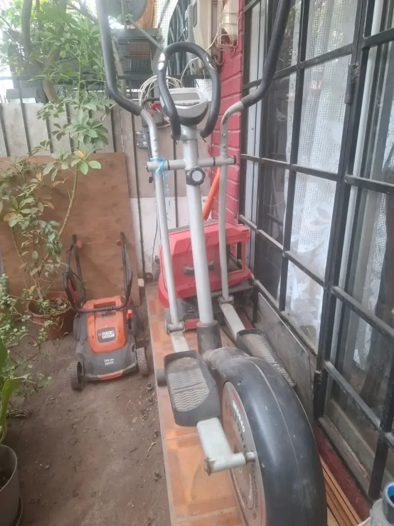 Bicicleta elíptica estática gris