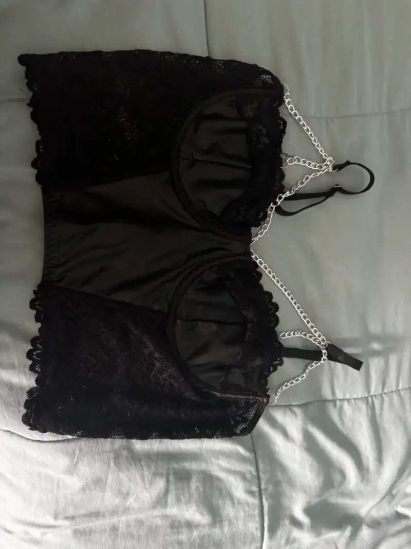 Top negro con encaje y cadenas - 1