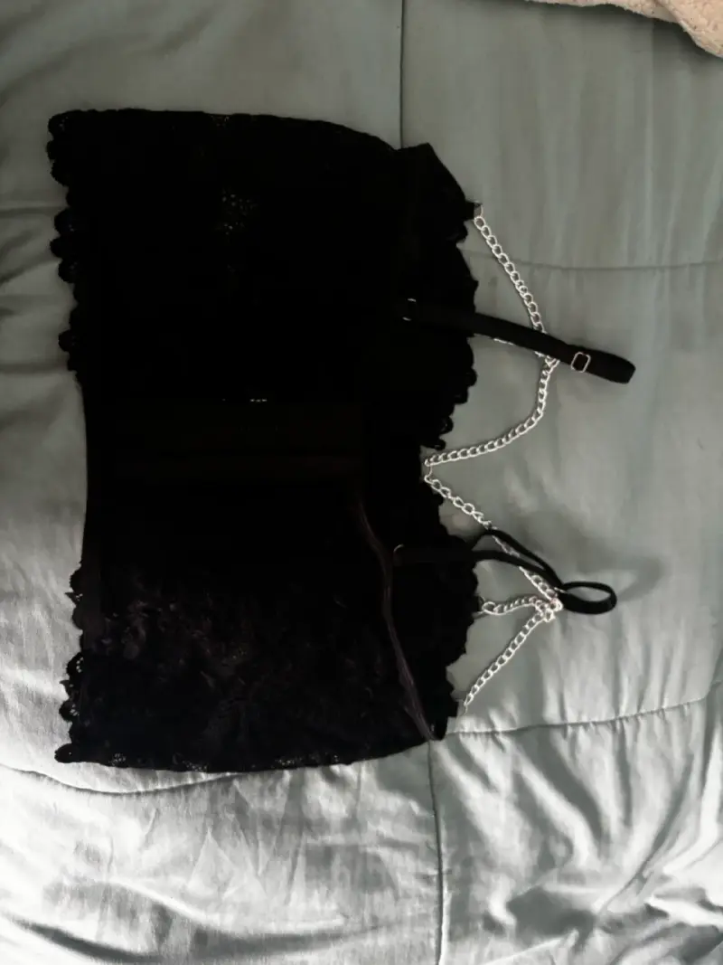 Top negro con encaje y cadenas - 2