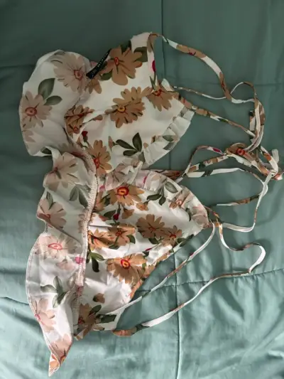 Top floral blanco con tirantes - miniatura 2