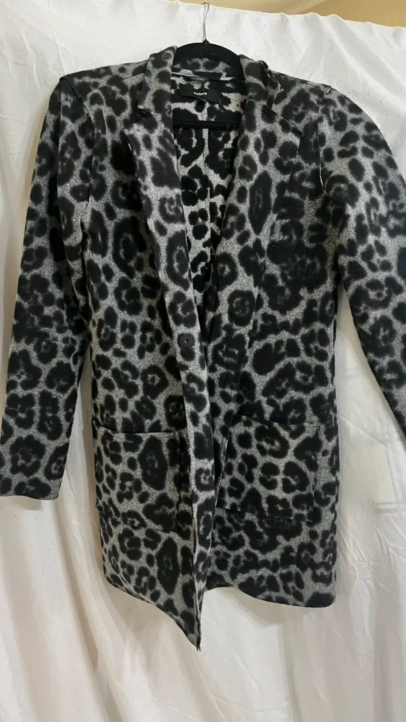 Abrigo animal print gris y negro - 1