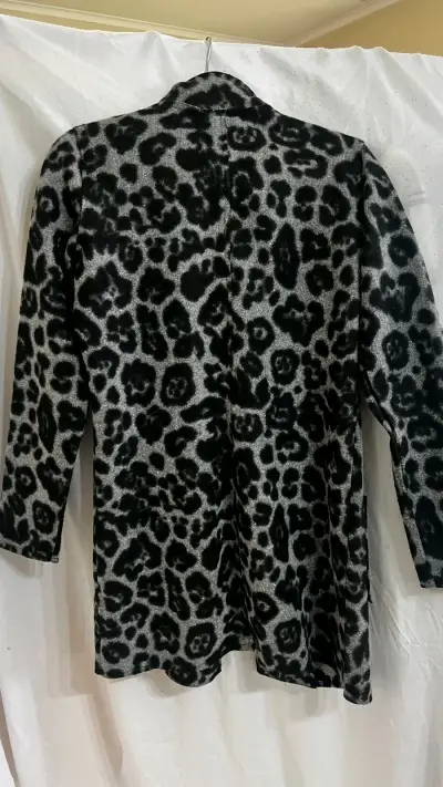 Abrigo animal print gris y negro - miniatura 2