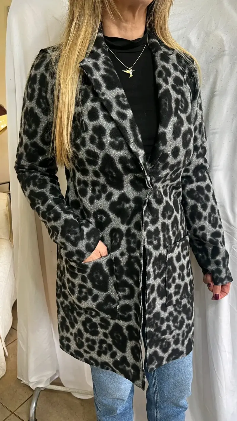 Abrigo animal print gris y negro - 3