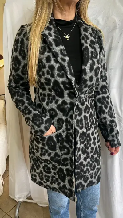 Abrigo animal print gris y negro - miniatura 3