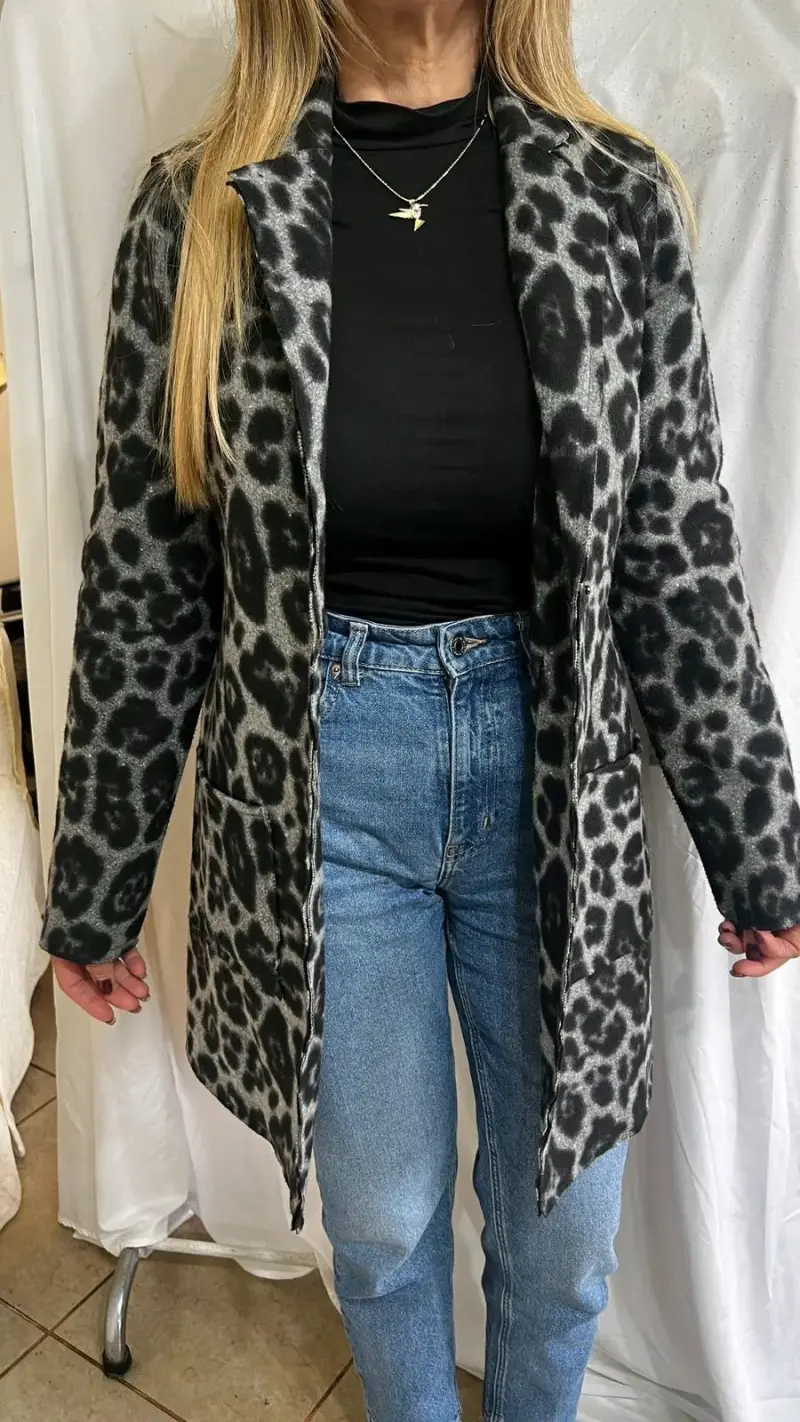Abrigo animal print gris y negro - 4