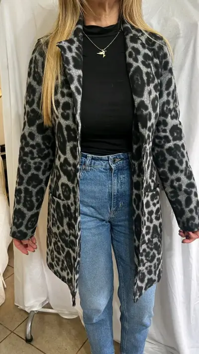 Abrigo animal print gris y negro - miniatura 4