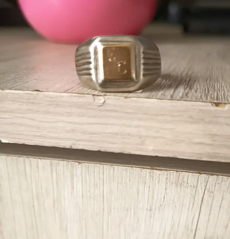 Anillo de hombre dorado tiene iniciales Ey C - 1