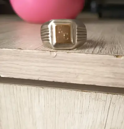 Anillo de hombre dorado tiene iniciales Ey C - miniatura 1