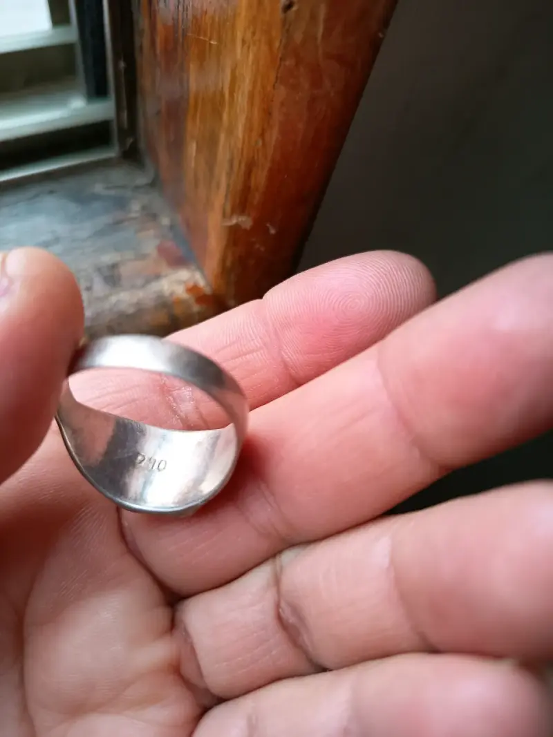 Anillo de hombre dorado tiene iniciales Ey C - 2