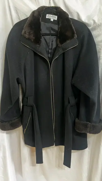 Abrigo negro con cuello peludito - miniatura 1