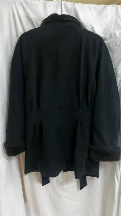 Abrigo negro con cuello peludito - miniatura 2