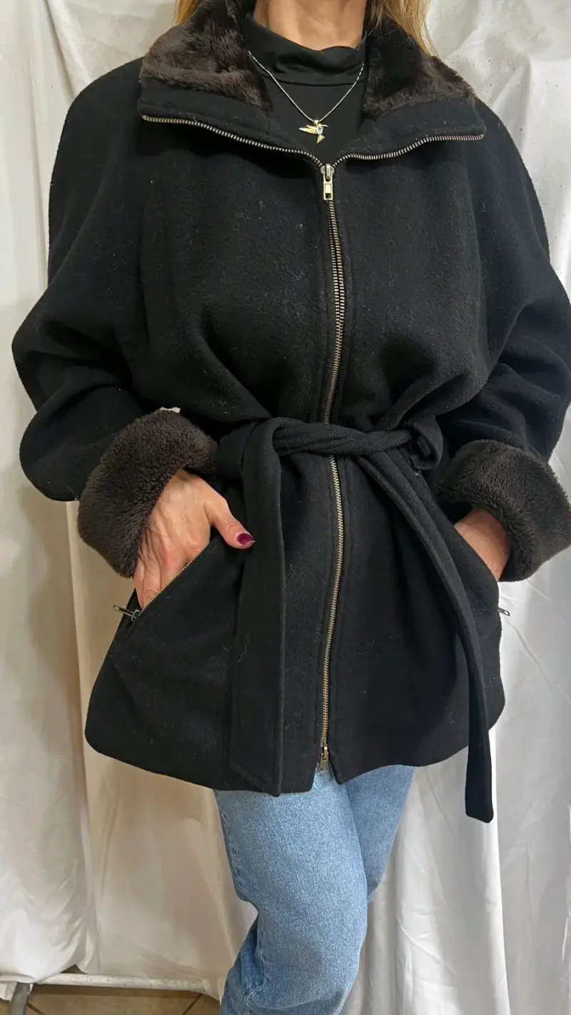 Abrigo negro con cuello peludito - 3