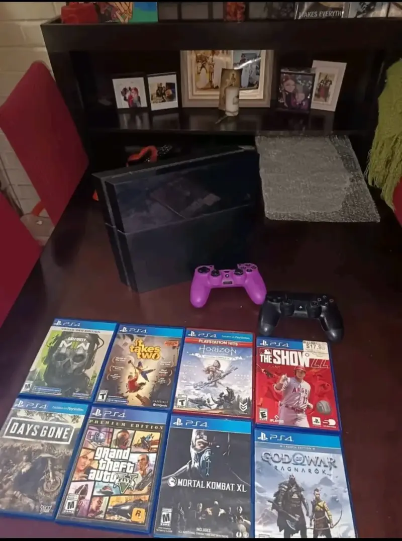 Consola PS4 con juegos y controles - 2