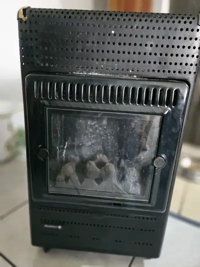 Estufa a gas negra compacta - miniatura 1