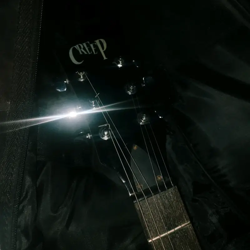 Guitarra eléctrica negra Creep modelo SG - 2