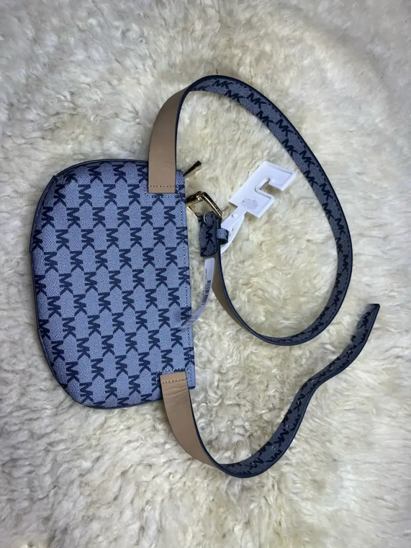 Lo necesito…Bandolera Michael Kors azul a patrón - 2