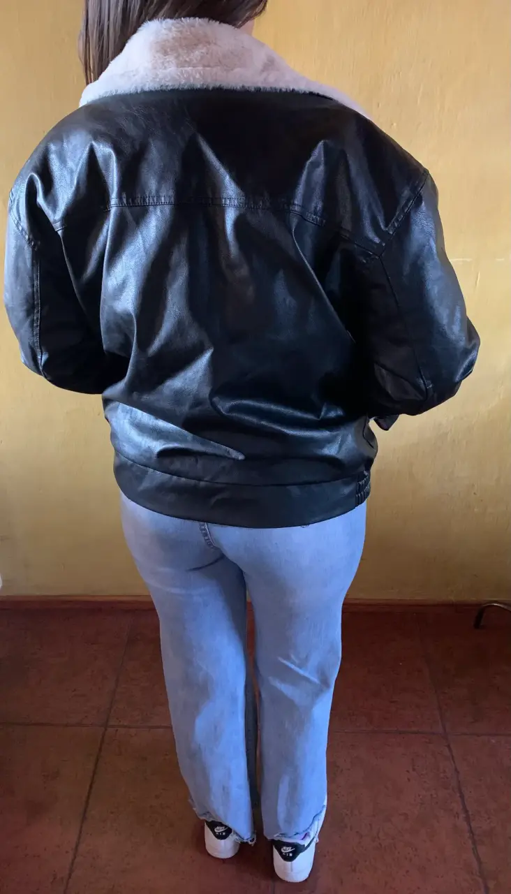 Chaqueta negra de cuero sintético - 2