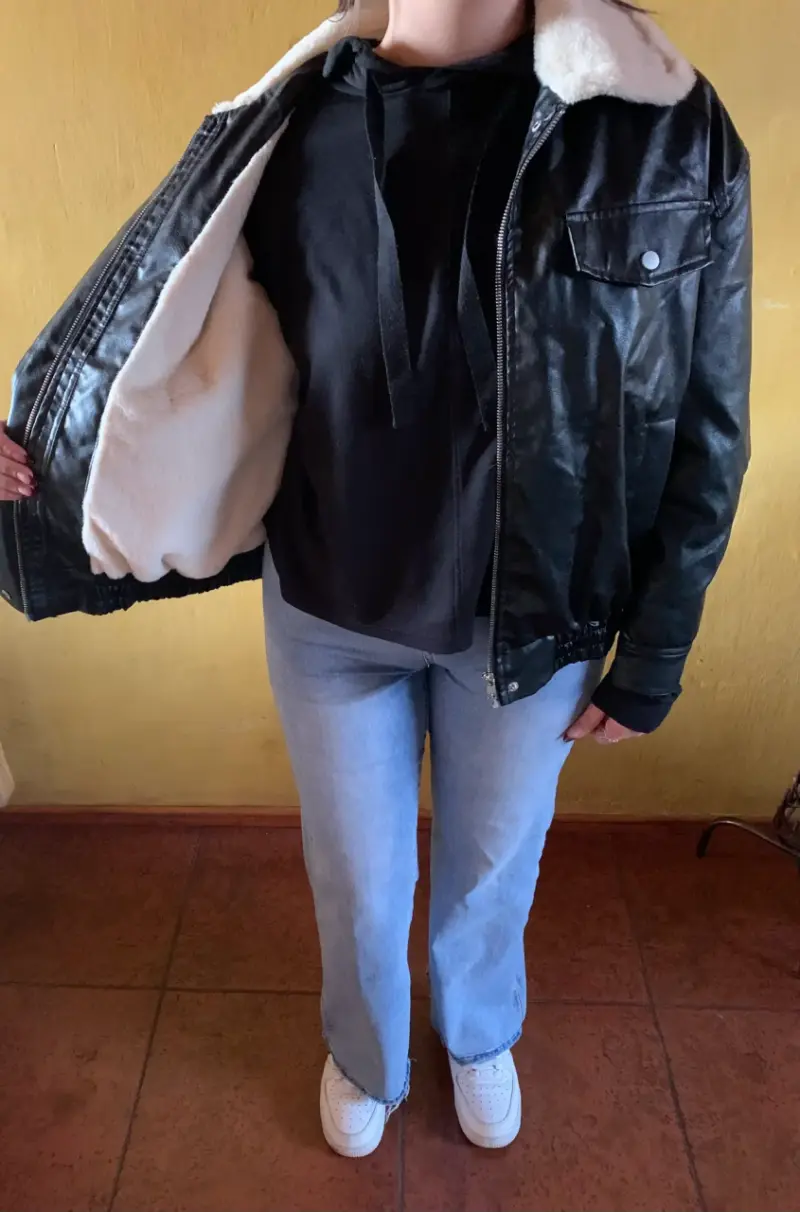 Chaqueta negra de cuero sintético - 3