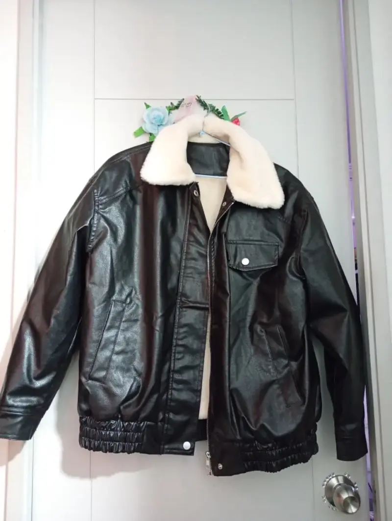 Chaqueta negra de cuero sintético - 4