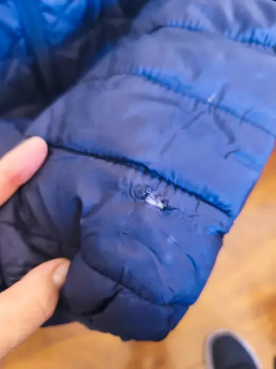 Parka azul acolchada con capucha - miniatura 2