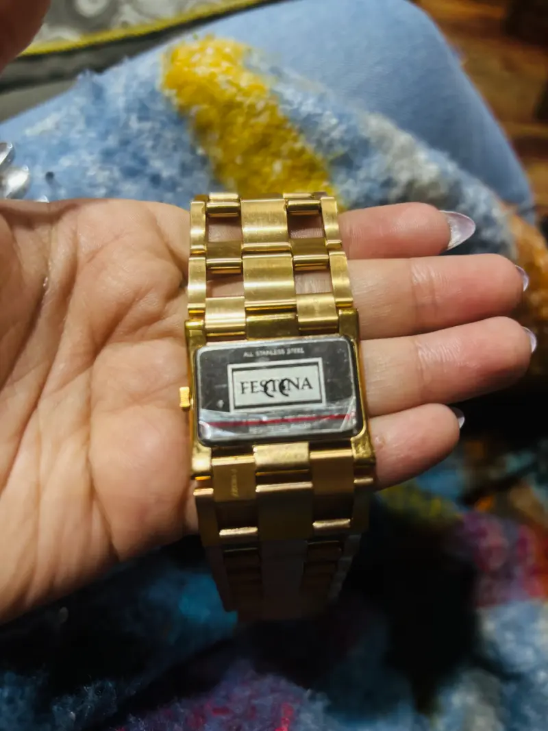 Reloj dorado Festina rectangular - 2