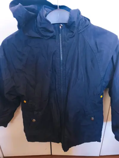 Chaqueta azul con capucha - miniatura 1