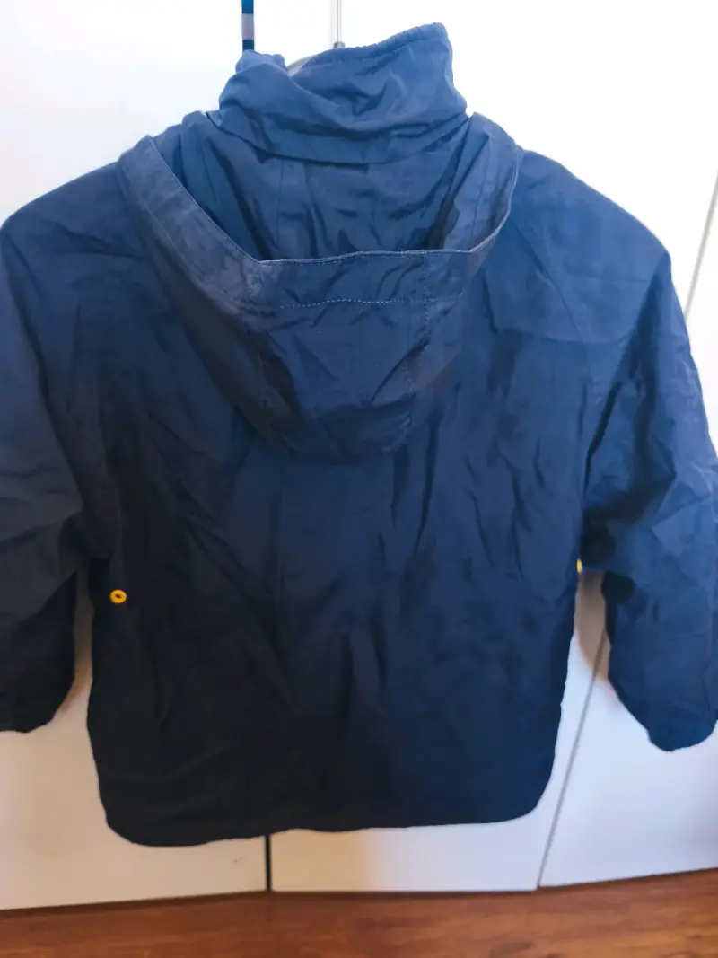 Chaqueta azul con capucha - 3