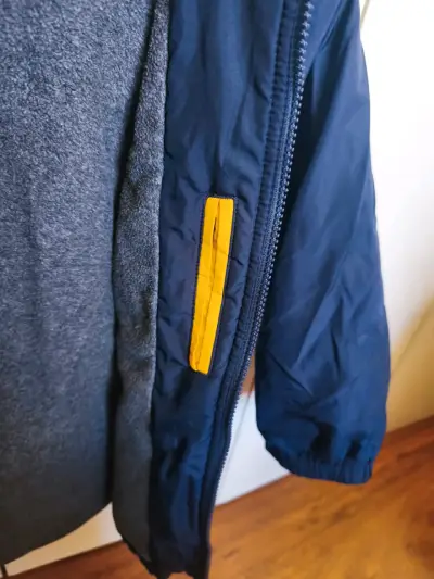 Chaqueta azul con capucha - miniatura 6
