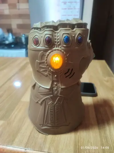 Guante de poder decorativo con luz - miniatura 1